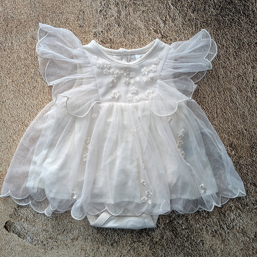 Tüll-Kleid mit Blumen bestickt Gr. 56