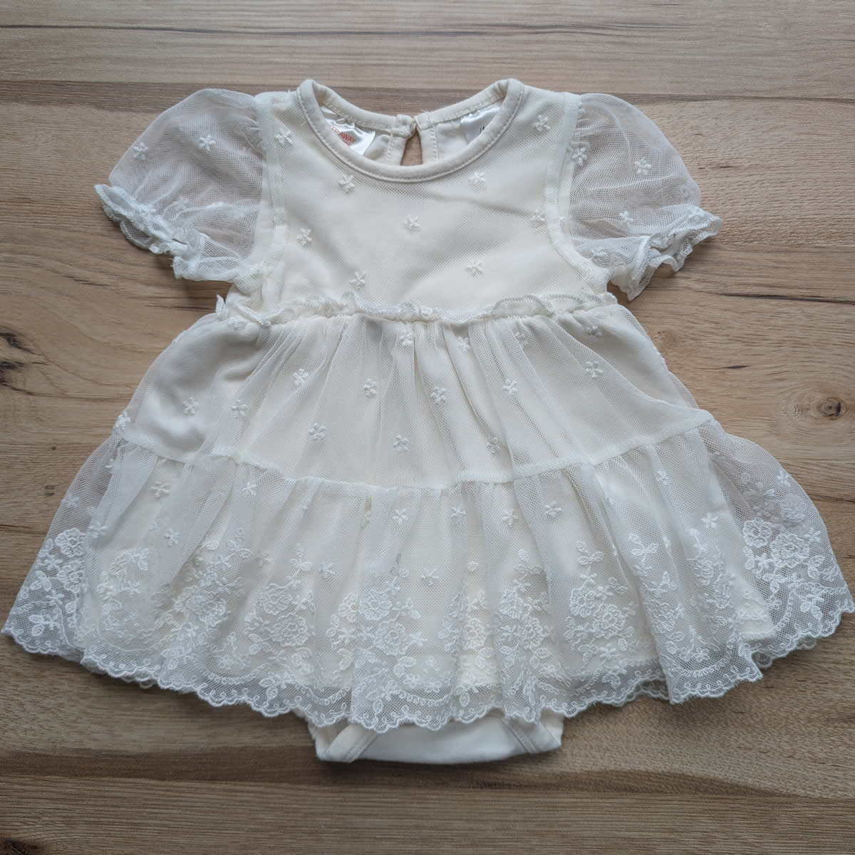 Tüll-Kleid mit bestickter Blütenkante Gr. 62